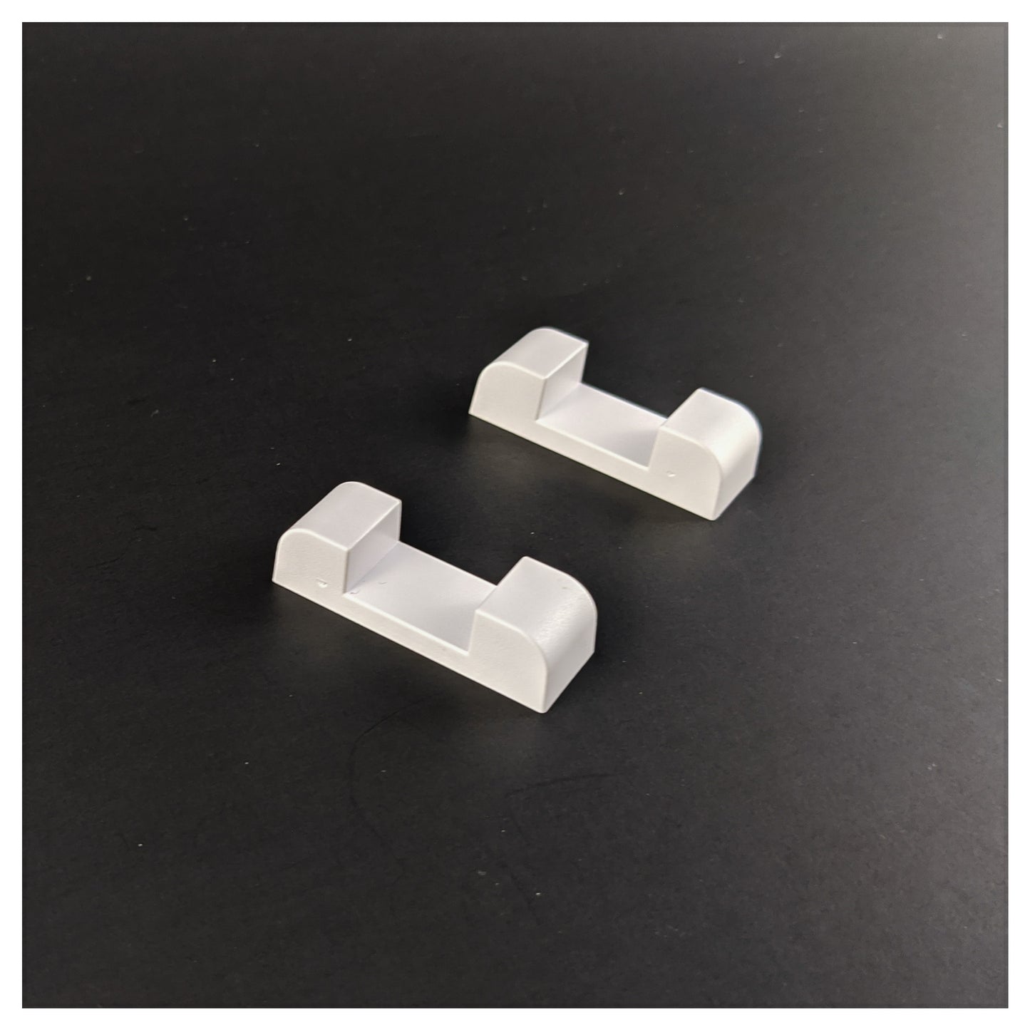 Flat Base Pair - Edge Stand - White